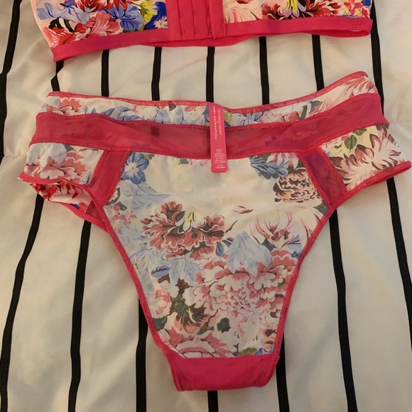 Victoria’s Secret bra and panty set - Picture 5 of 8